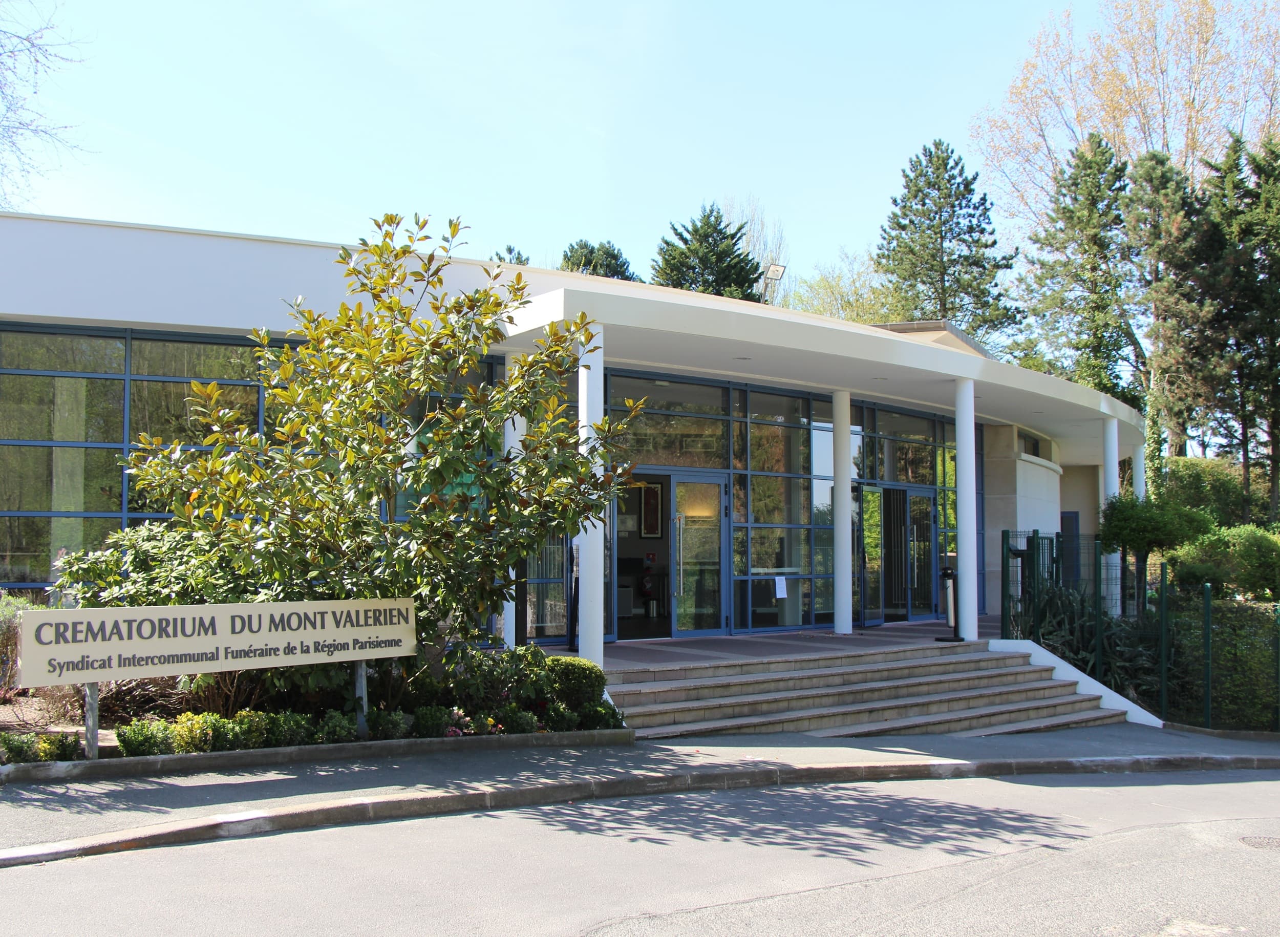 Façade du crématorium de Nanterre